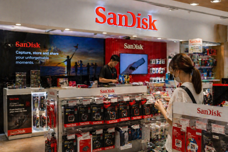 Sandisk stock flashes a double-top pattern: is a crash coming?